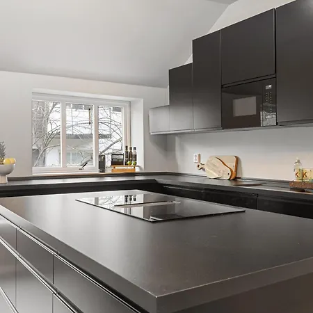 Homerentals L 120sqm Mid-central - King Beds - 500mbps Wi-fi Apartment *