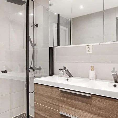 Homerentals L 120sqm Mid-central - King Beds - 500mbps Wi-fi * برغن