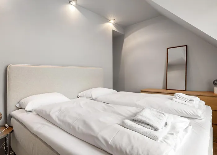 Homerentals L 120sqm Mid-central - King Beds - 500mbps Wi-fi דירה